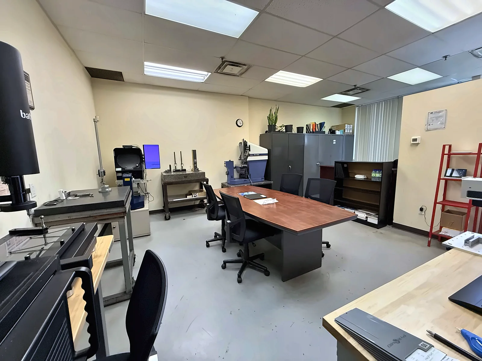 Inspection workstations in the VSM quality lab